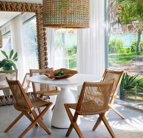 藤椅 沙發(fā) 綠植,簡潔舒適的度假房設計